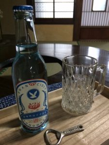 サダ子さんちのレトロな栓抜きで開けてね。
